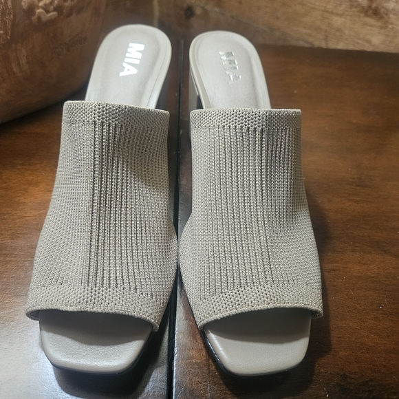 MIA Women's Gray Textured Mules - Picture 3 of 9